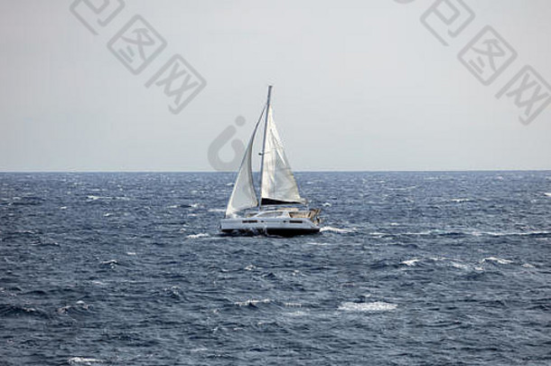 帆船旅行<strong>风</strong>波涟漪海蓝色的天空背景