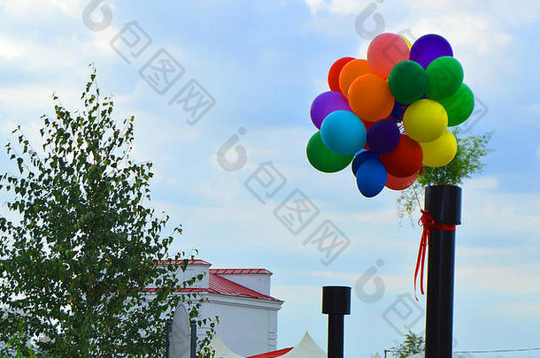 色彩斑斓的气球天空背景夏天城市公园