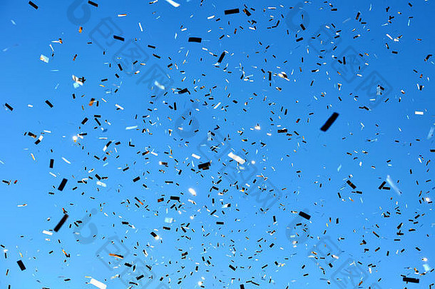 下降五彩纸屑城市节日蓝色的天空背景