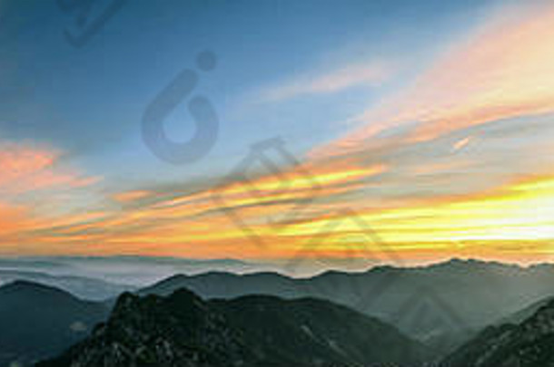 山景观日落朱利安阿尔卑斯山脉令人惊异的视图色彩斑斓的云分层山