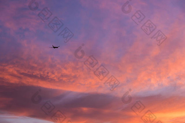 乘客飞机飞行色彩斑斓的天空