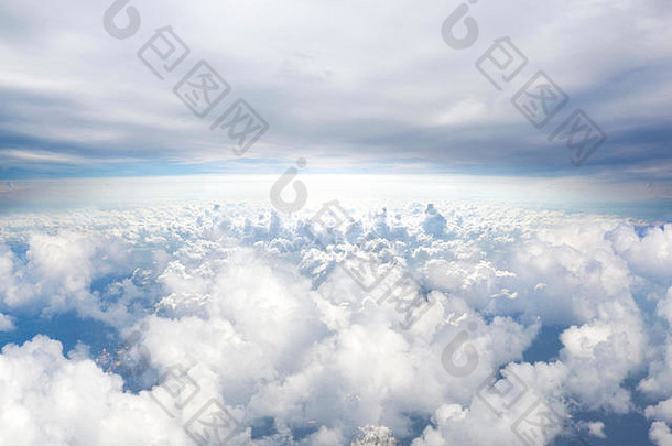 地平线蓝色的天空背景天堂概念飞机旅行概念
