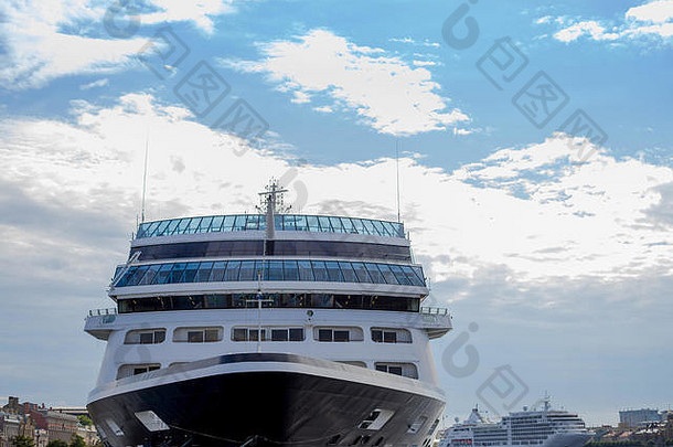 大巡航船港巡航衬管巡航船蓝色的天空背景海旅行海旅程概念复制空间