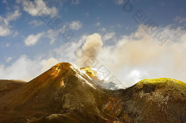 烟plumes不断上升的<strong>峰会</strong>山埃特纳火山西西里意大利色彩鲜艳的山景观蓝色的天空<strong>背景</strong>