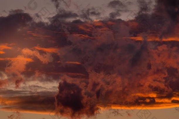 橙色天空黑暗云天上的梦幻毛茸茸的色彩斑斓的幻想云Cloudscape背景