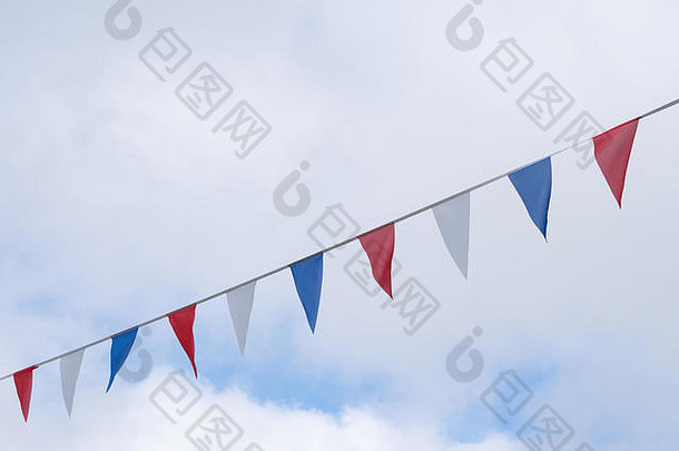红色的白色蓝色的节日彩旗旗帜天空背景三角形形状