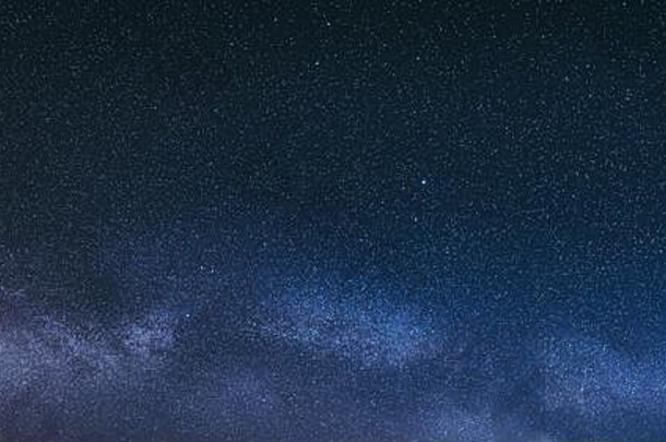 真正的色彩斑斓的晚上天空星星乳白色的星系自然布满星星的天空背景全景全景视图经典蓝色的颜色