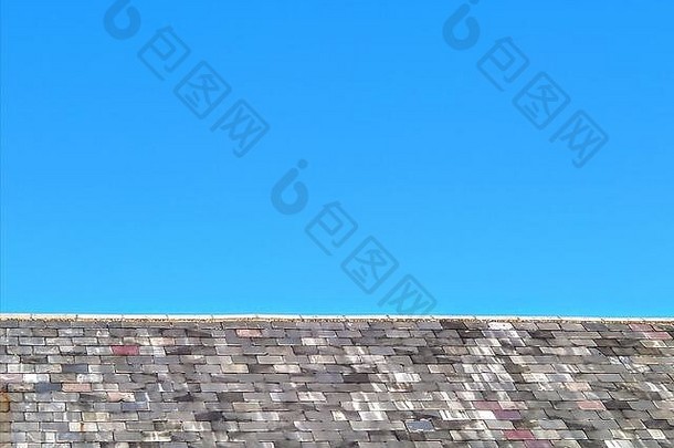灰色板岩屋顶深蓝色的天空背景