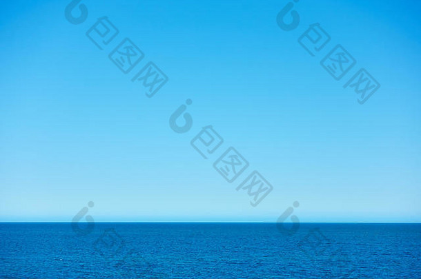 蓝色的海清晰的天空海景背景