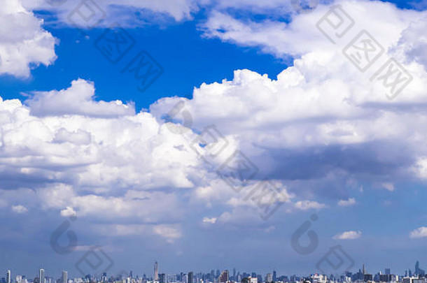 城市全景城市景观天际线建筑轮廓水平下午城市天际线城市景观蓝色的颜色天空背景