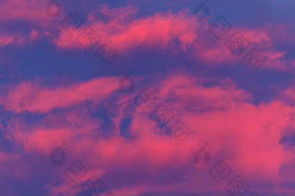 热粉红色的云漂流蓝色的天空引起的生动的日落使水平自然摘要背景