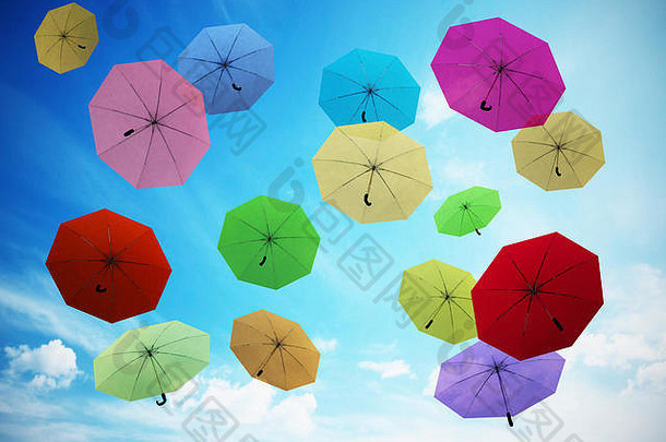 多彩色的雨伞蓝色的天空插图