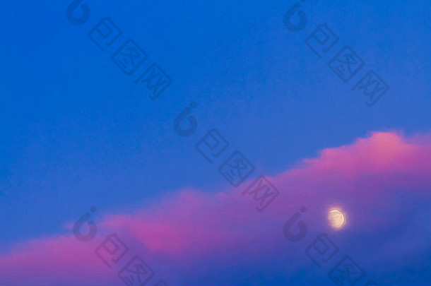 月亮粉红色的<strong>云</strong>蓝色的天空背景