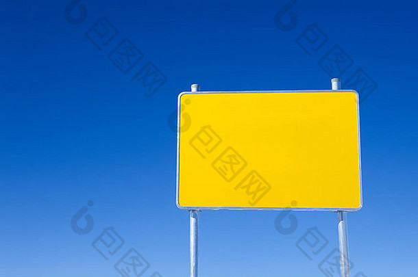 空白明亮的黄色的路标志清晰的蓝色的天空背景