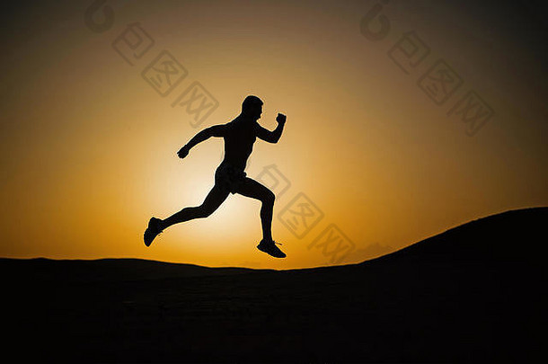 跑步者轮廓运行男人。日落激烈的天空背景山体育运动娱乐未来成功人自然速度健康的生活方式
