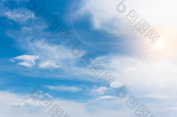 蓝色的多云的天空天空背景太阳耀斑空间文本