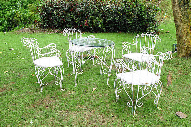 白色表格椅子花园
