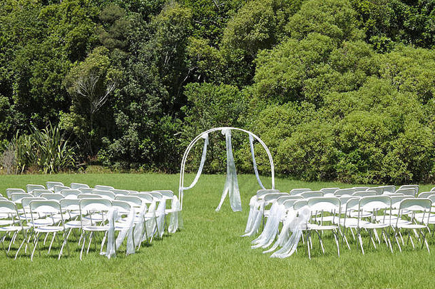白色婚礼拱在户外美丽的婚礼集婚礼仪式绿色草坪上花园