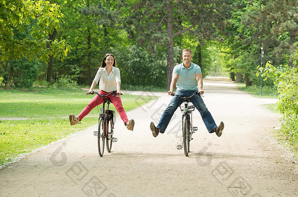 快乐夫妇骑自行车公园
