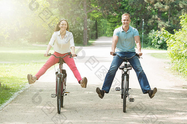 <strong>快乐</strong>夫妇骑自行车公园