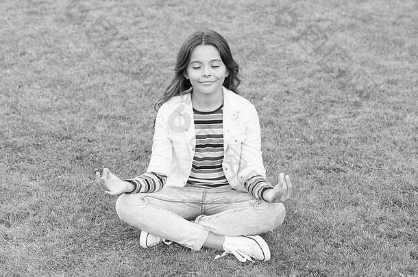 孩子冥想瑜伽构成草孩子莲花构成绿色草概念平静冥想冥想自然和平放松小女孩冥想夏天公园健康的生活方式