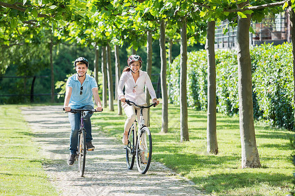 微笑夫妇骑自行车公园