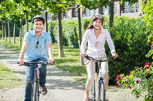 微笑夫妇骑自行车公园
