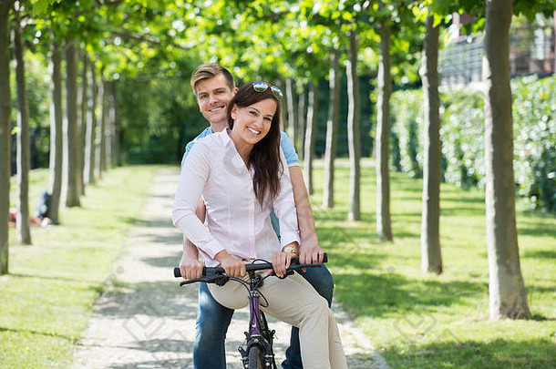 快乐夫妇自行车公园