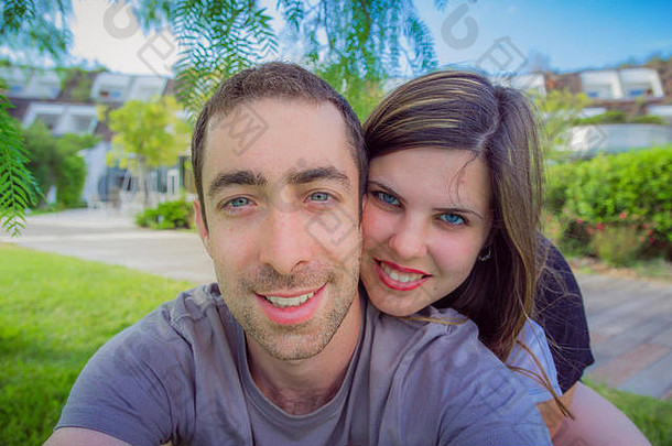 快乐夫妇采取自拍智能手机相机公园