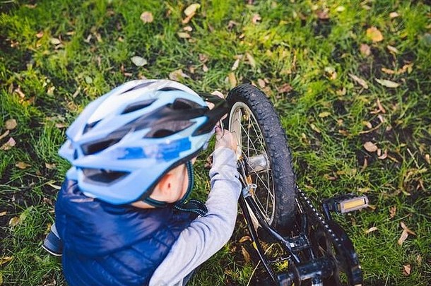 活跃的休闲孩子们公园孩子研究机制山自行车蹒跚学步的修复自行车森林骑自行车俱乐部