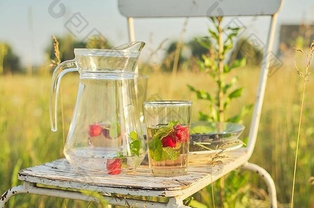 夏天自然维生素浆果饮料壶眼镜喝草莓薄荷板桑背景夏天草本植物花草坪上松恩