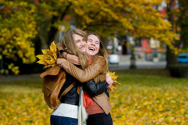 不错的女孩快乐拥抱秋天公园喜乐会议美秋天自然手女朋友花束aut