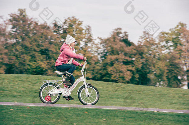 <strong>女孩</strong>骑自行车公园