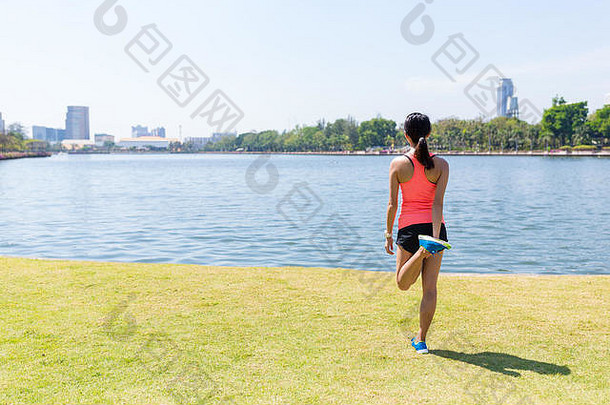 女人伸展运动腿城市公园