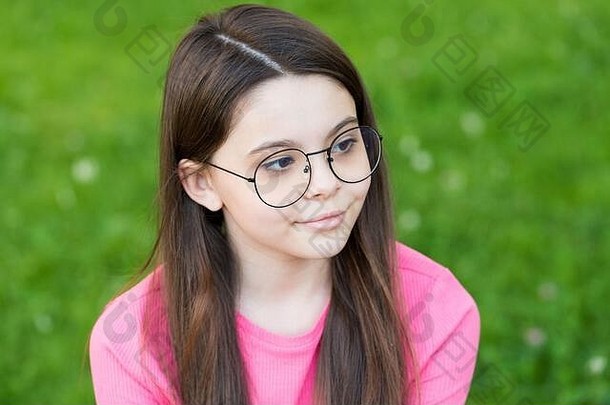 女孩穿古董Rim眼镜绿色草坪上背景眼睛健康概念