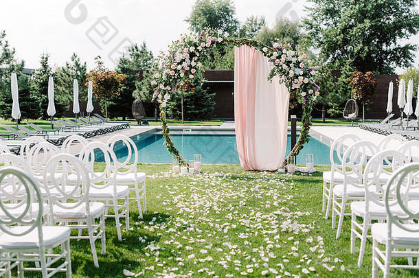 时尚的轮绿色拱婚礼仪式草坪上池