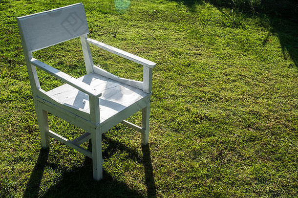 白色木椅子下午草坪上