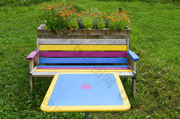 五彩缤纷的板凳上表格花园engelberg瑞士阿尔卑斯山脉