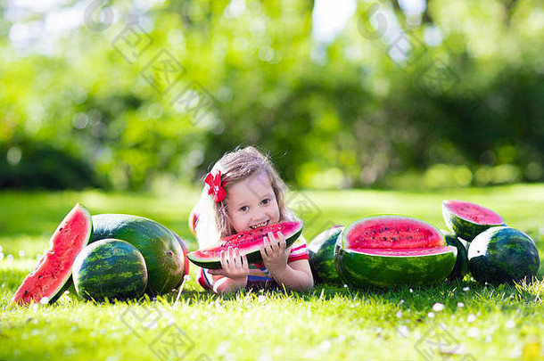 孩子吃西瓜花园孩子们吃水果在户外健康的零食孩子们
