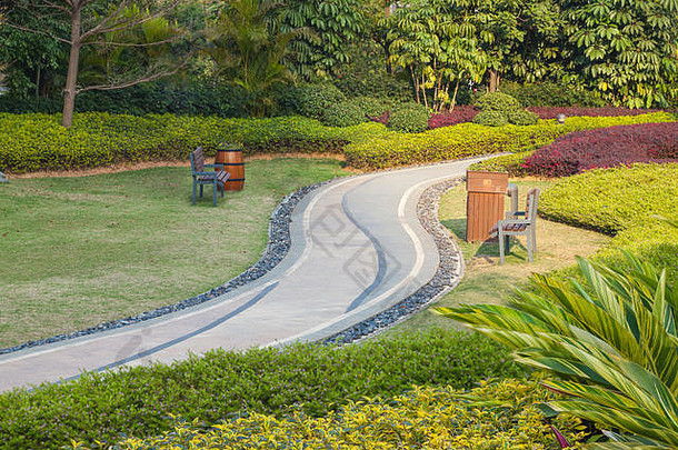 美丽的夏天花园人行道绕组曲线人行道石头瓷砖绿色草场花圃表格