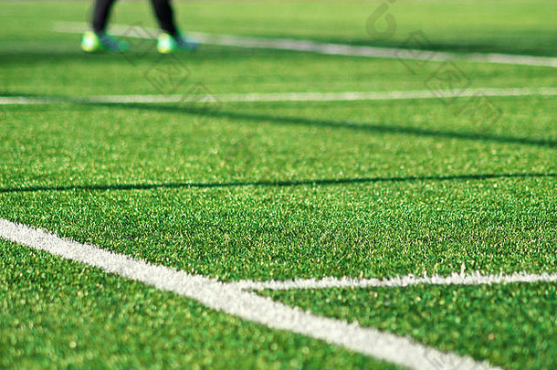 人工绿色草白色条纹足球场白色行绿色草场玩假的草体育字段足球