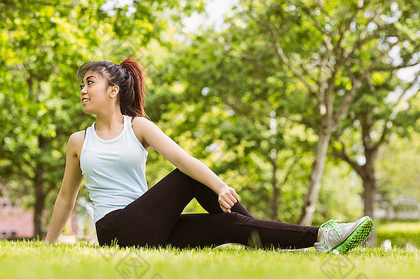 健康的女人伸展运动练习公园