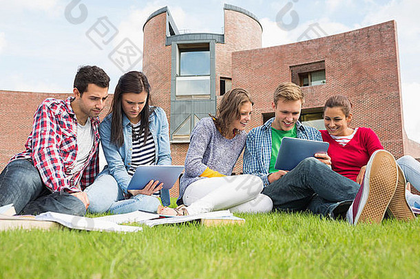 学生平板电脑个人电脑草坪上大学建筑