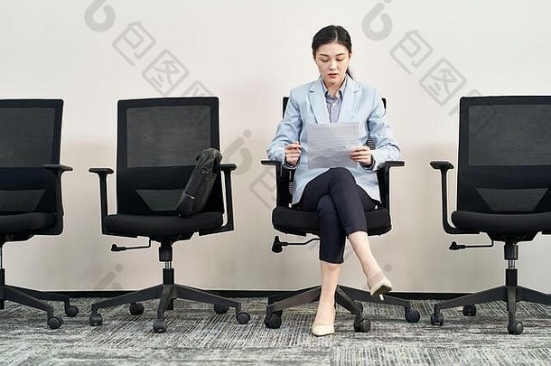 年轻的亚洲女工作寻的器坐着椅子准备面试等待行