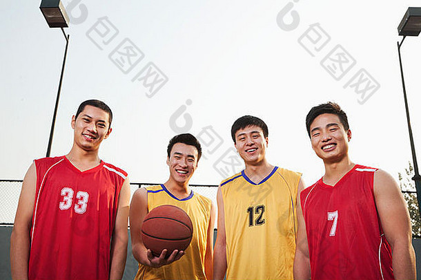 相反篮球团队站微笑肖像