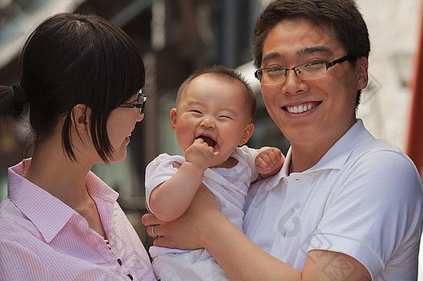 肖像家庭父亲持有婴儿北京
