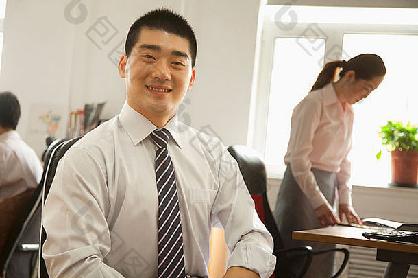 办公室工人座位微笑肖像