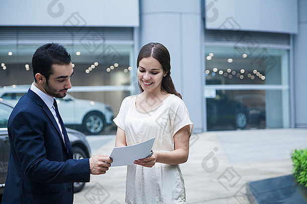 车推销员年轻的女人文书工作车经销商