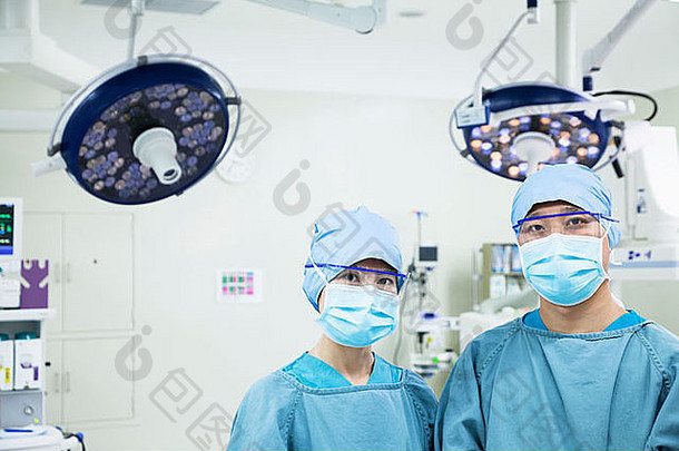 肖像外科医生穿外科手术面具操作房间相机