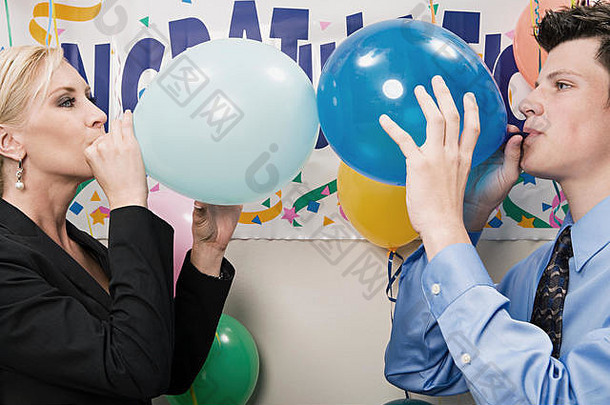 办公室工人吹气球